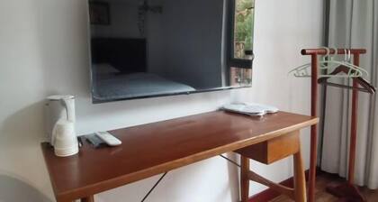 Film and Television Youth Hotel (Shanghai Chefeng Road)