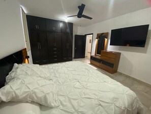 4 室のベッドルーム、アイロン / アイロン台、WiFi、ベッドシーツ