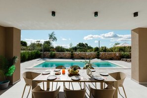 屋外ダイニングエリア