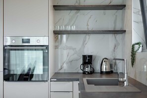 Fridge, oven, stovetop, dishwasher