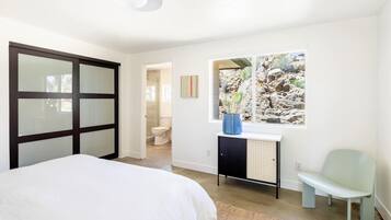 3 bedrooms, iron/ironing board, travel crib, free WiFi