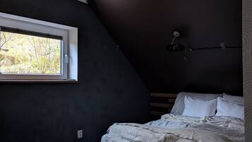 3 bedrooms, travel cot, WiFi, bed sheets