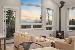 Smart TV, fireplace, stereo