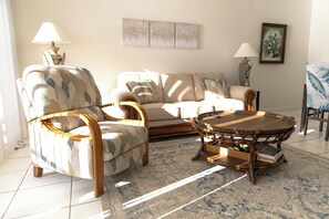 Smart TV - Luxury 2-bedrooms beach condo in Hollywood Beach with direct ocean view, Publix (Hollywood)