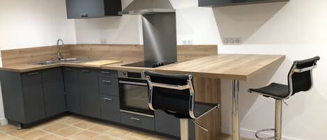 Een koelkast, een microgolfoven, een oven, een kookplaat