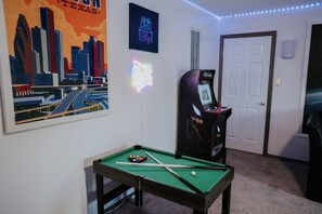 Games room - New Charming 3 story, 3-bedroom house near downtown Houston (Houston)