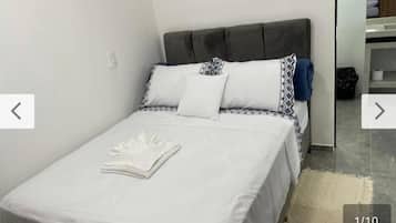 Caja de seguridad en la habitaciĂłn y tabla de planchar con plancha