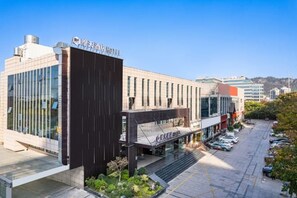 A modern hotel with a prominent sign, a parking lot, and a clear view of the surrounding area. - Skyscraper Hotel (Wenling Jingyuan Branch) (Wenling)