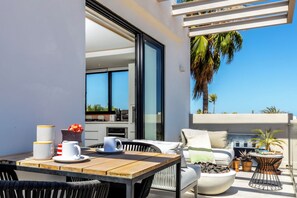 Outdoor dining - 2-bedroom Penthouse in the Art District of San José del Cabo. (San José del Cabo)