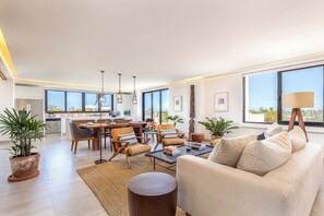 Smart TV - 2-bedroom Penthouse in the Art District of San José del Cabo. (San José del Cabo)