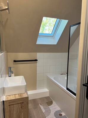 مجففات شعر، مناشف، صابون