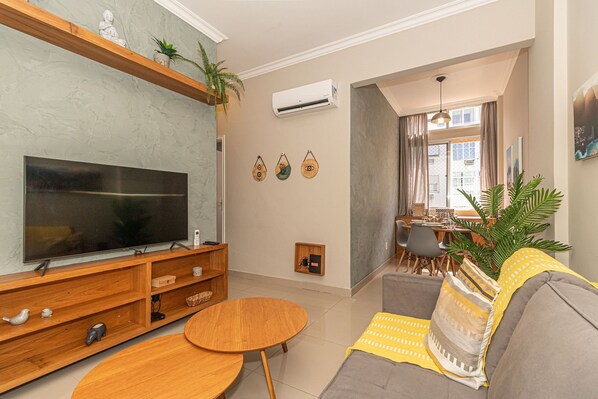 Deluxe Apartment, Air conditioning | Living area