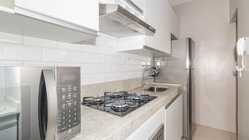 Apartamento luxo, ar-condicionado | Cozinha privada | Geladeira, micro-ondas, fogão, cooktop
