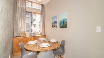 Apartamento luxo, ar-condicionado | Sala de jantar