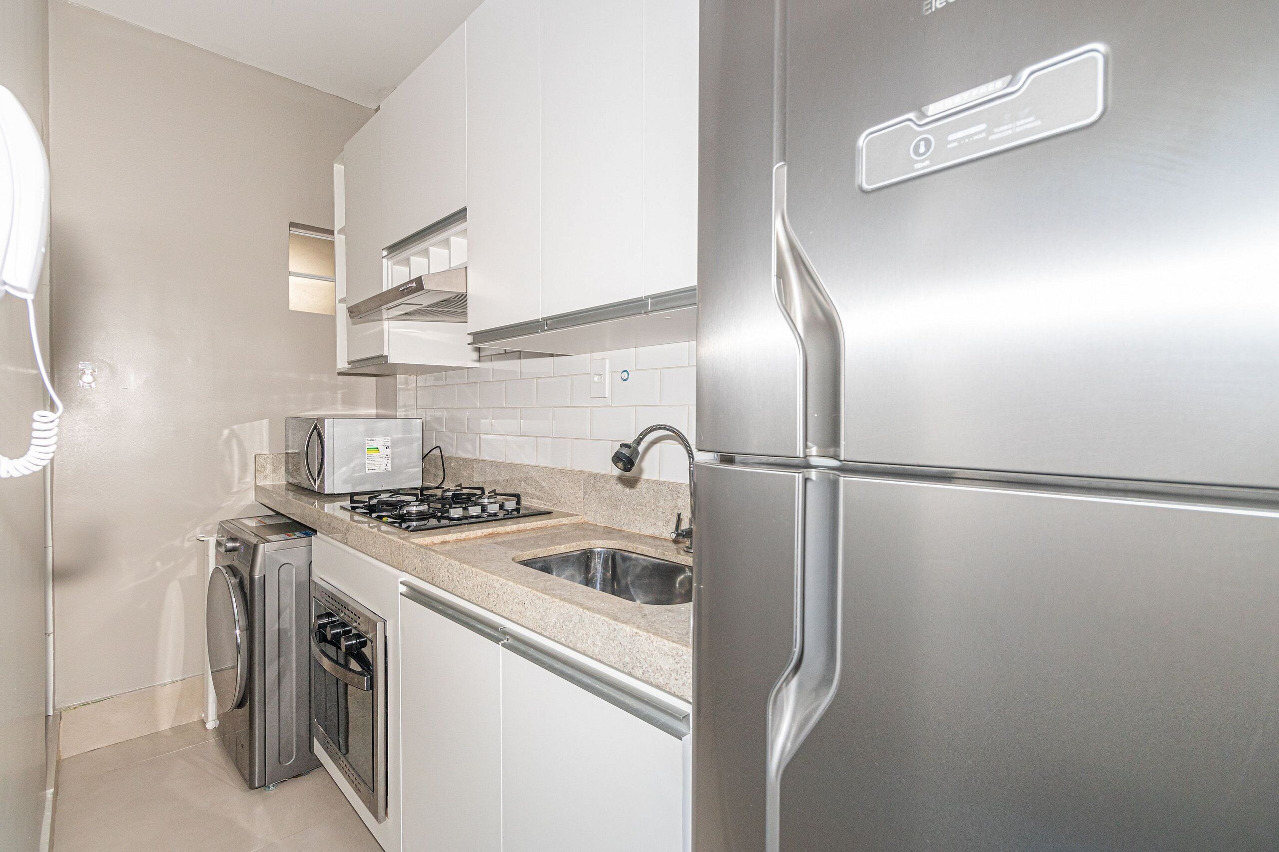 Apartamento luxo, ar-condicionado | Cozinha privada | Geladeira, micro-ondas, fogão, cooktop