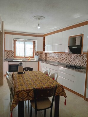 Appartement Confort, balcon, vue sur la cour intérieure | Cuisine privée | Bouilloire électrique, plaque chauffante, épices, produits de nettoyage