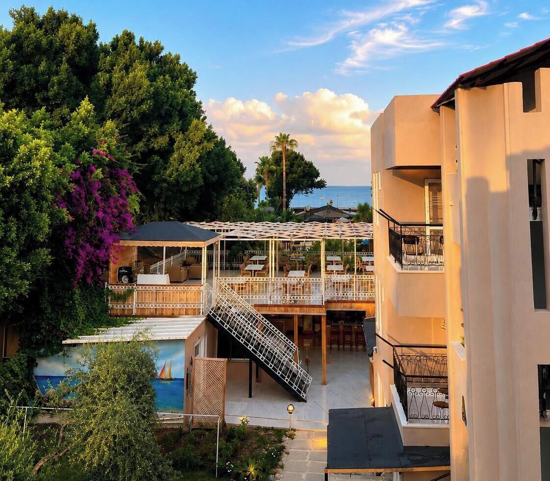 Ein Resort mit Pool, Außenbereich und Meerblick.