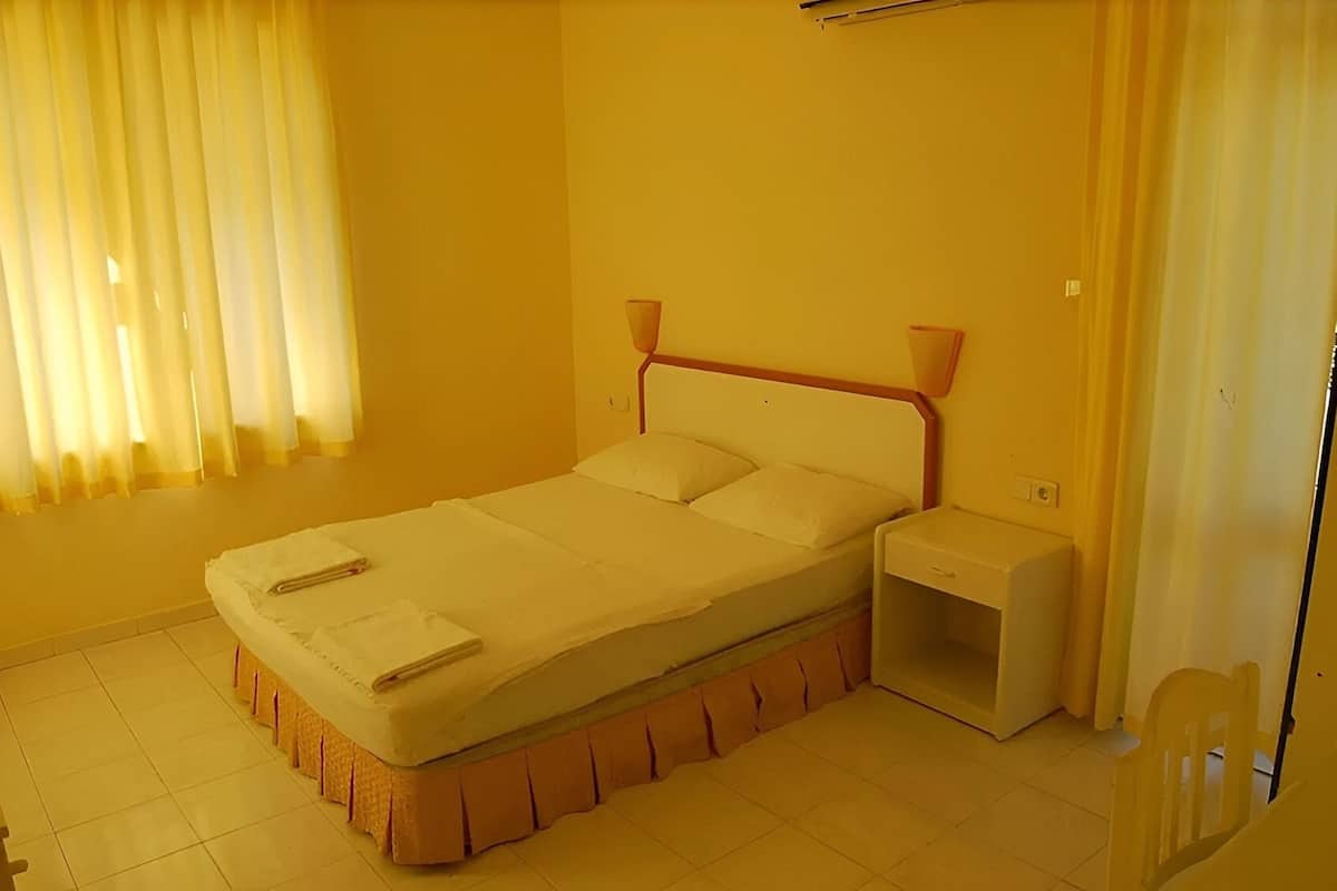 Economy Room | Premium bedding, laptop workspace, soundproofing, free WiFi