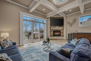 Smart-TV, Kamin, Tischtennisplatte, Bücher