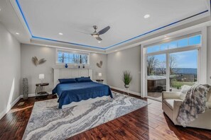 4 slaapkamers, een strijkplank/strijkijzer, gratis wifi, beddengoed