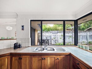 Microwave, stovetop, dishwasher, coffee/tea maker - Glenn-na-mara | Gnarabup (Margaret River)