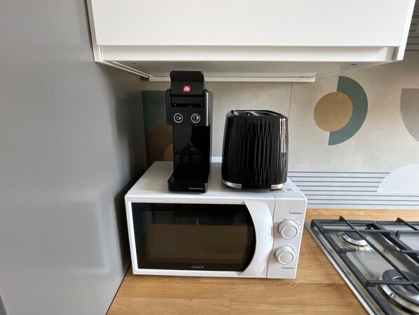 冷蔵庫、電子レンジ、オーブン、コンロ