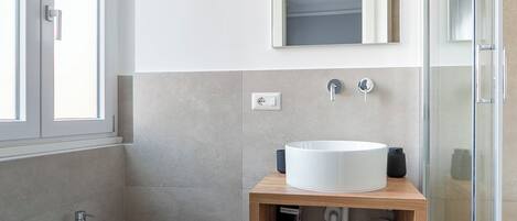 Shower, hair dryer, bidet, towels