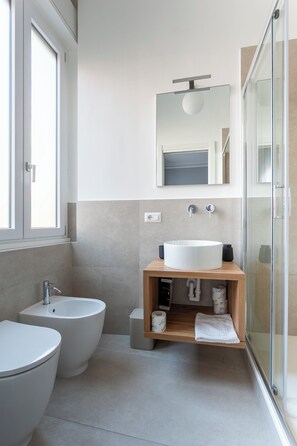 Shower, hair dryer, bidet, towels - NEW| Between Colosseum and Circus Maximus: style and comfort (Roma)