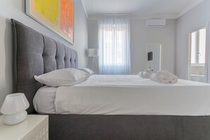 2 bedrooms, desk, iron/ironing board, travel cot - NEW| Between Colosseum and Circus Maximus: style and comfort (Roma)