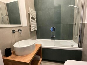 シャワー、ヘアドライヤー、ビデ、タオル