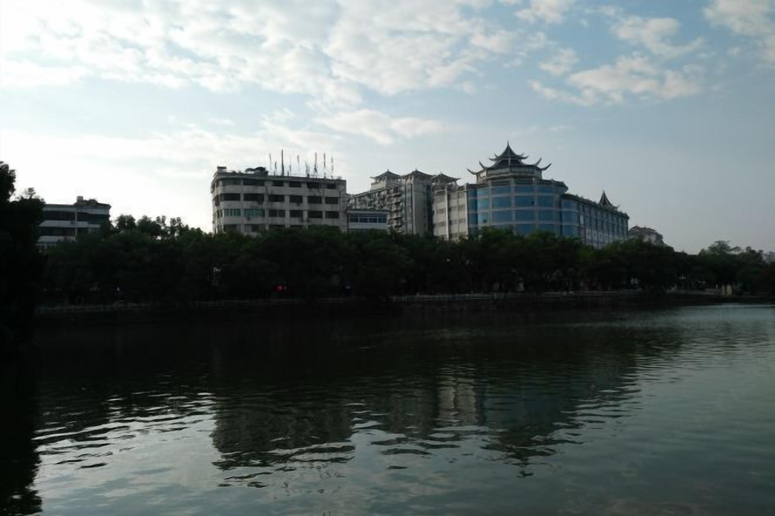 Un hotel frente al agua que combina arquitectura tradicional y moderna, incluyendo un edificio de estilo pagoda.