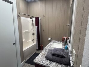 SĂšche-cheveux, serviettes fournies, savon, papier toilette