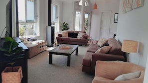 Smart TV, fireplace, ping pong