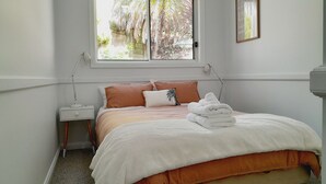 3 bedrooms, iron/ironing board, WiFi (free), bed sheets