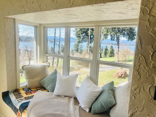 Charming 2-bedroom house with AC, WiFi in serene East Hope.