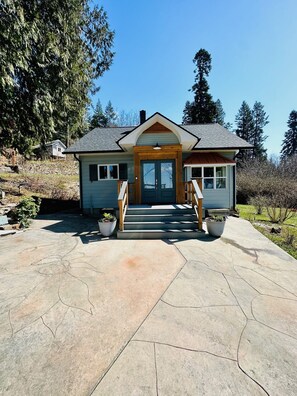 Exterior - Charming 2-bedroom house with AC, WiFi in serene East Hope. (East Hope)