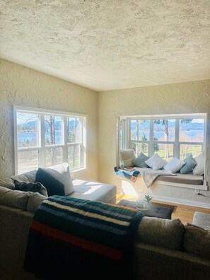 Smart TV - Charming 2-bedroom house with AC, WiFi in serene East Hope. (East Hope)