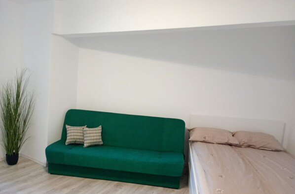 1 bedroom, WiFi, bed sheets - Danubius view studio in welcoming Tulcea with AC, WiFi (Tulcea)