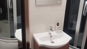 Suihku, hiustenkuivaaja, tohvelit, pyyhkeet