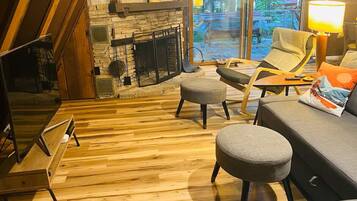 Smart TV, fireplace, computer monitors