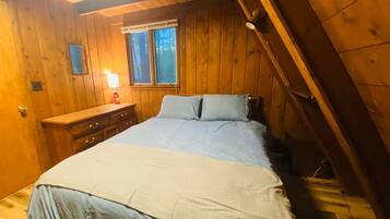 2 bedrooms, desk, WiFi, bed sheets