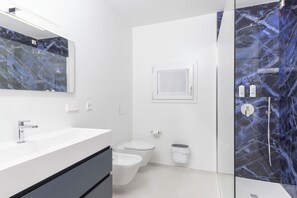 Deluxe-huone, merinäköala | Kylpyhuone | Suihku, ilmaiset hygieniatuotteet, hiustenkuivaaja, bidee