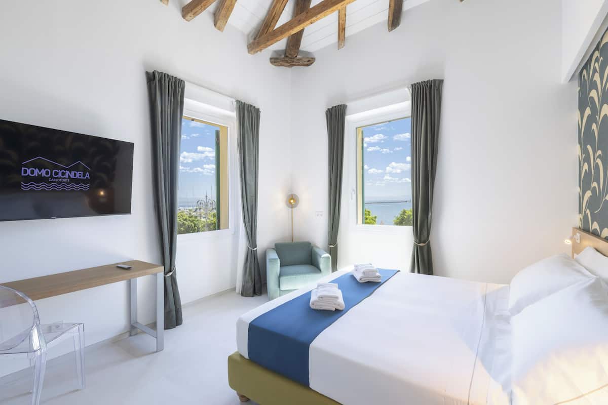 SUPERIOR DELUXE DOUBLE/TWIN ROOM WITH ROOM VIEW | 1 bedroom, premium bedding, Select Comfort beds, desk