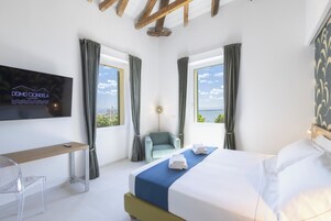 SUPERIOR DELUXE DOUBLE/TWIN ROOM WITH ROOM VIEW | Ropa de cama de alta calidad, colchones Select Comfort, escritorio