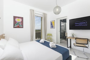Premium bedding, Select Comfort beds, desk, iron/ironing board - DOMO CICINDELA (Carloforte)