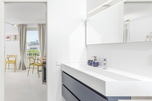 DELUXE DOUBLE ROOM WITH SEA VIEW | Baño | Ducha, artículos de higiene personal gratuitos, secador de pelo y bidé