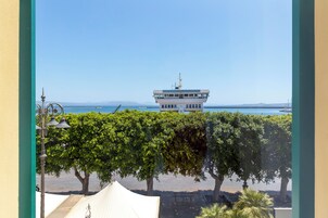 DELUXE DOUBLE ROOM WITH SEA VIEW | Ropa de cama de alta calidad, colchones Select Comfort, escritorio