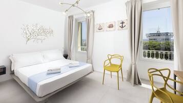 DELUXE DOUBLE ROOM WITH SEA VIEW | Ropa de cama de alta calidad, camas Select Comfort y escritorio