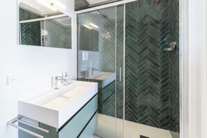 SUPERIOR DELUXE DOUBLE/TWIN ROOM WITH ROOM VIEW | Bathroom | Shower, free toiletries, hair dryer, bidet - DOMO CICINDELA (Carloforte)