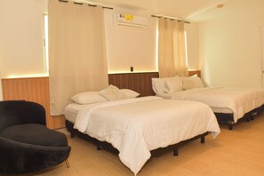 Escritorio, wifi gratis y ropa de cama 